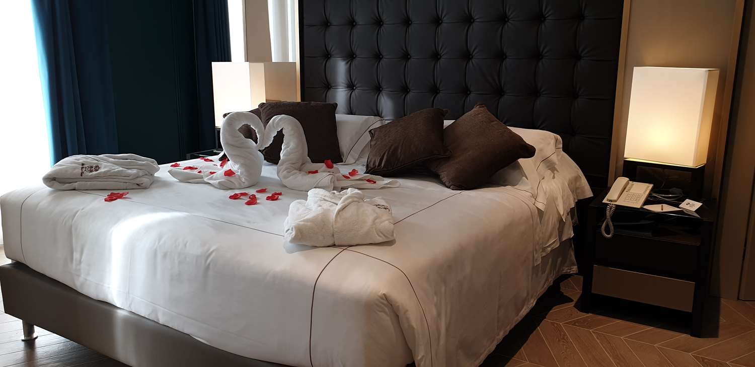 Royal, Suite, Queen Bed, French Balcony, Hot Tub