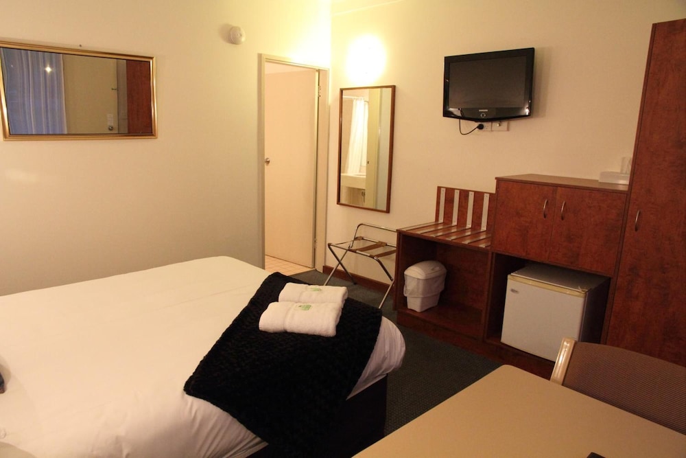 Plainsman Motel 42/63