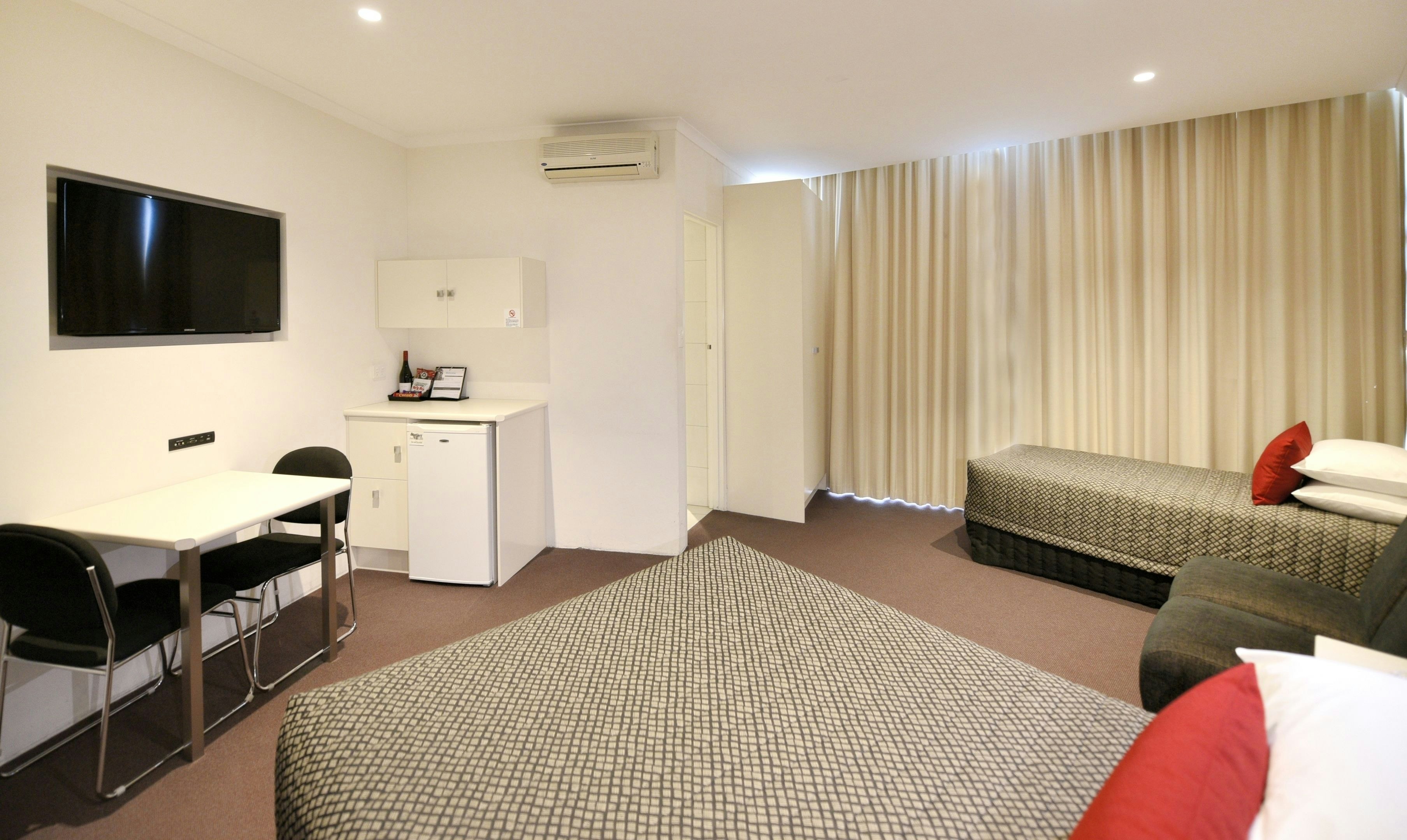 Atlantic Tower Motor Inn 41/45
