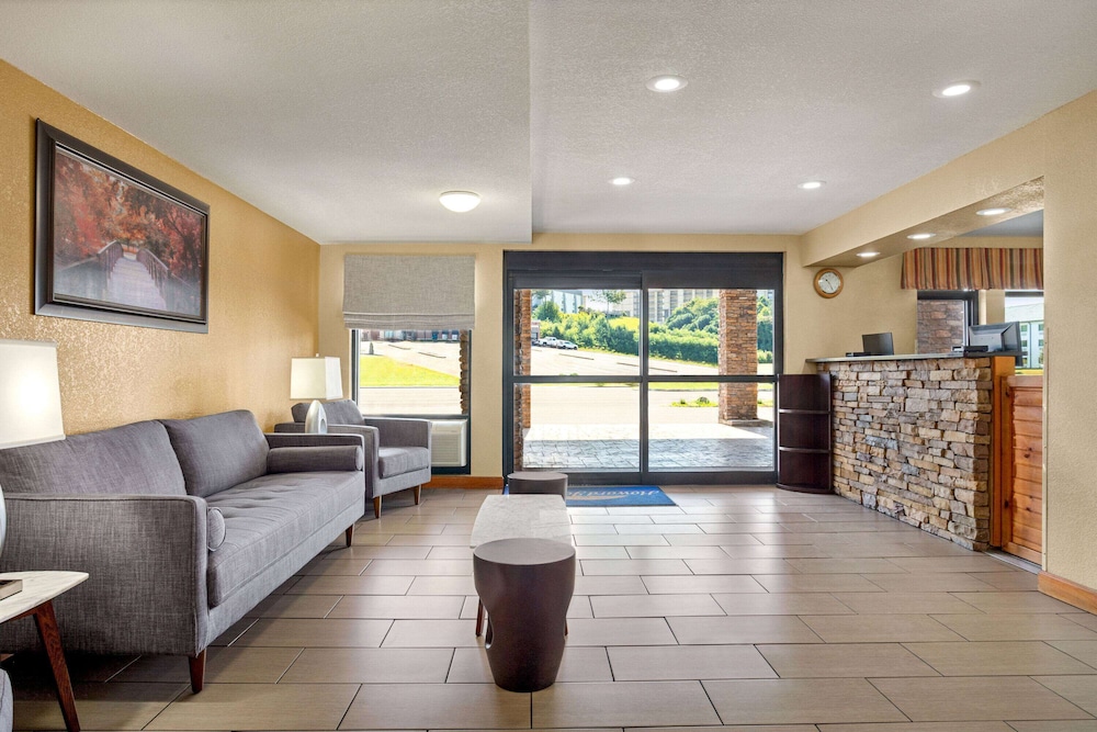 Howard Johnson By Wyndham Pigeon Forge 46/68