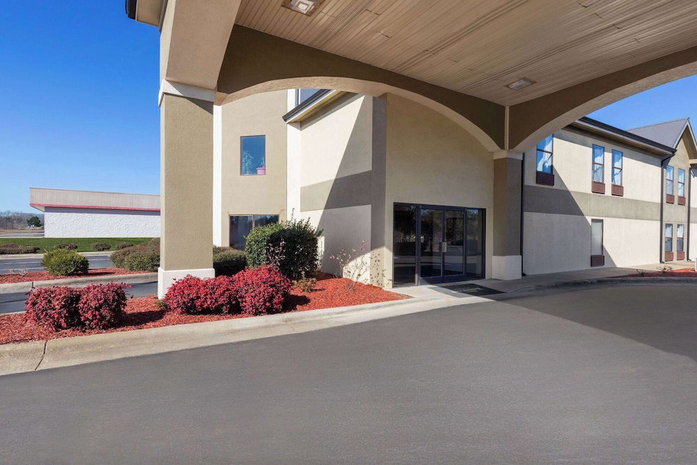 Baymont by Wyndham Creedmoor 39/47