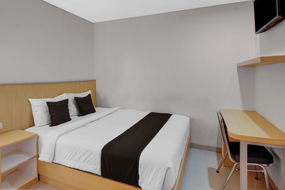 Hotel O near Taman Sriwedari formerly Indria Inn 16/42