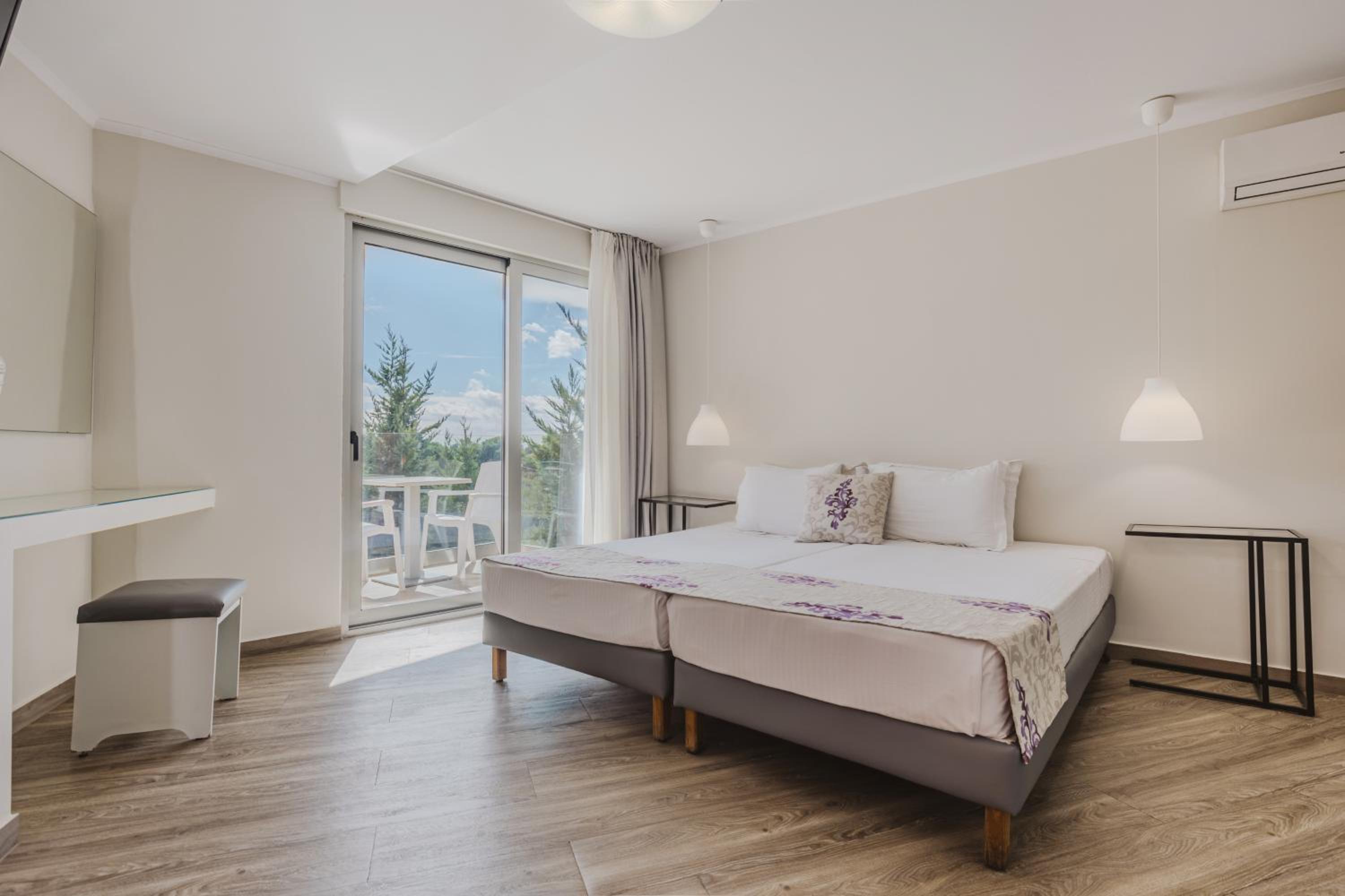 غرفة ديلوكس بسرير مزدوج بشرفة، Sunrise Zante - Adults Only Hotel 2/10