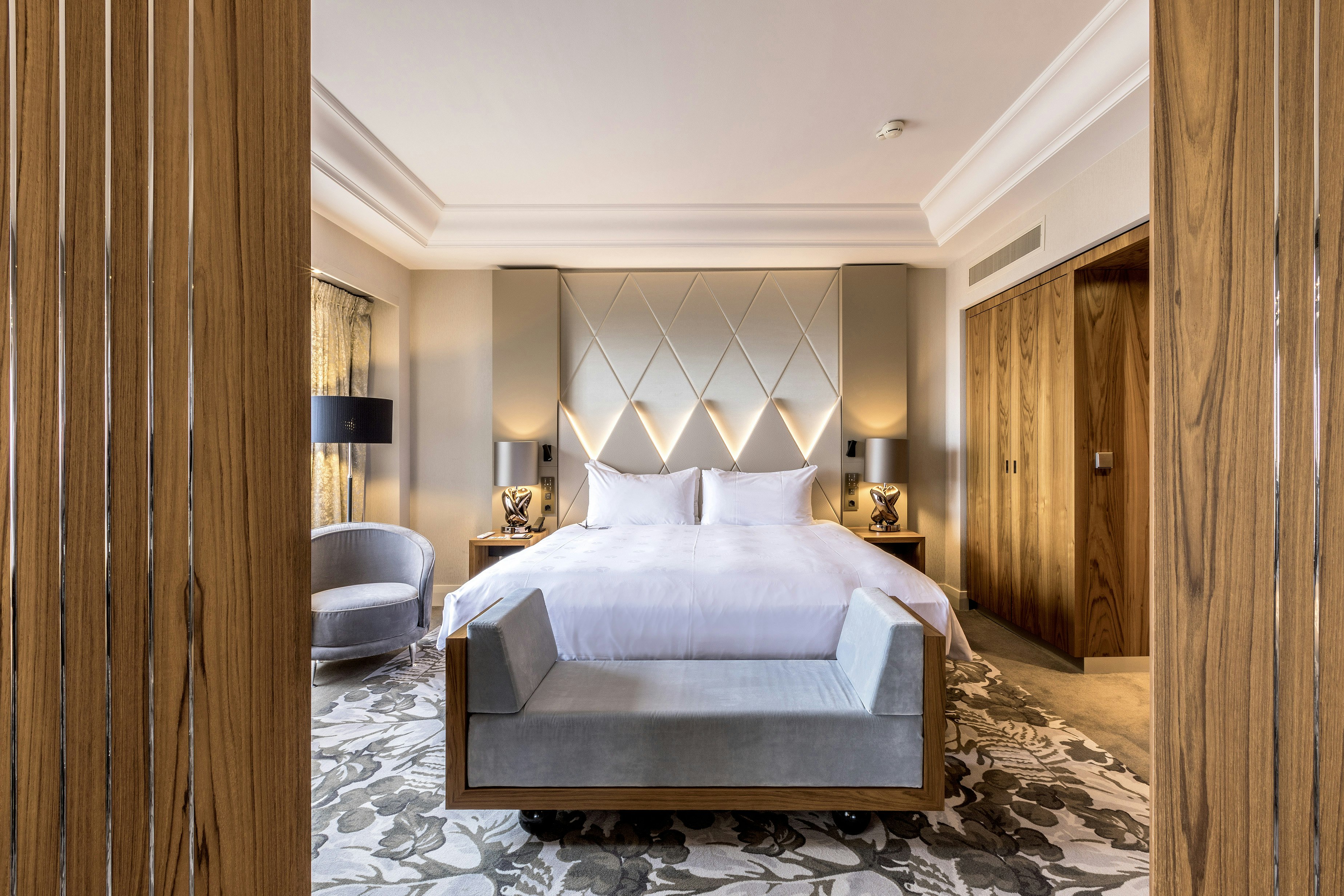 ROYAL, SUITE