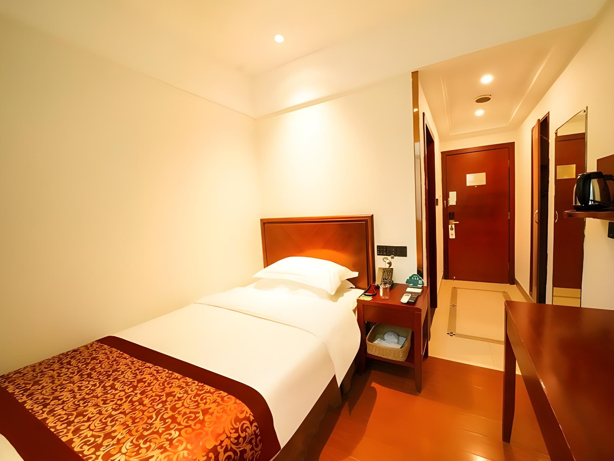 ROOM, SINGLE