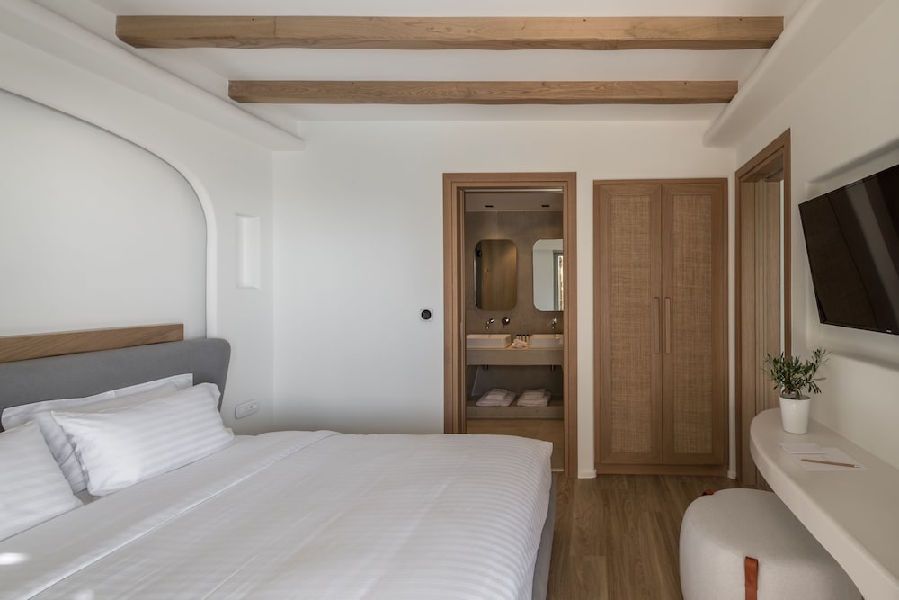 GRAND, SUITE, 1 KING AND 1 SINGLE BEDS, WITH POOL