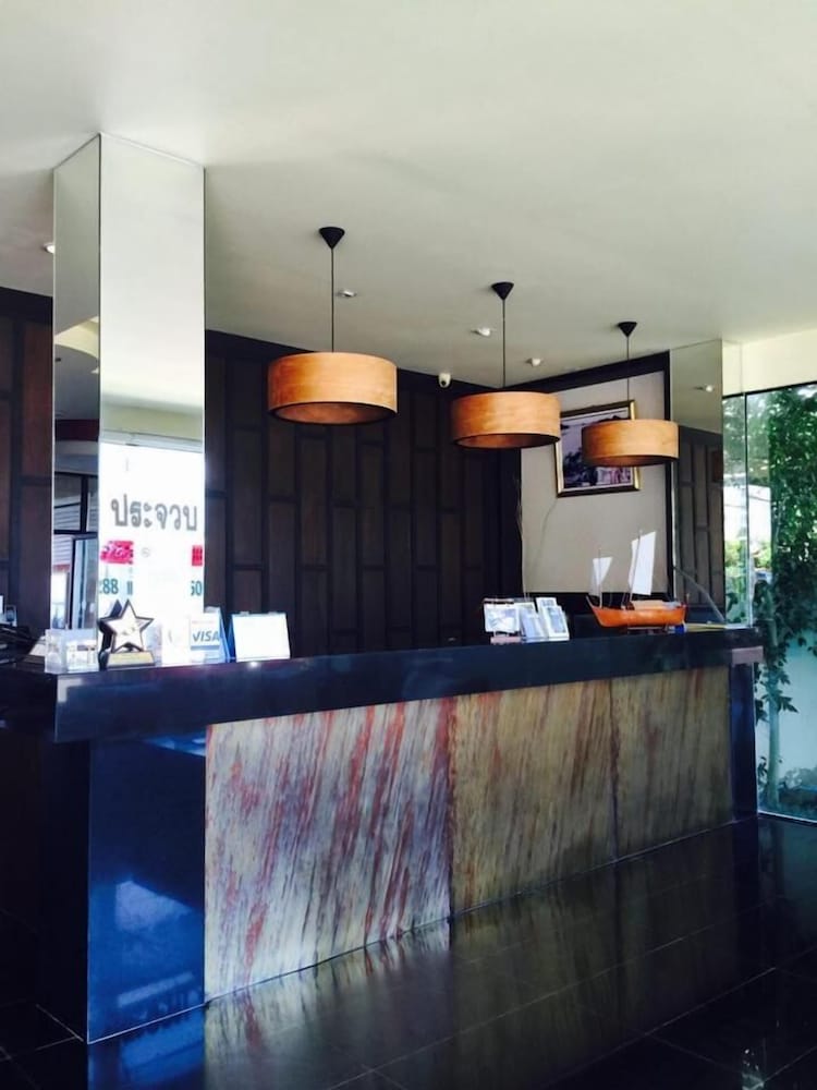 Prachuap Beach Hotel 8/40