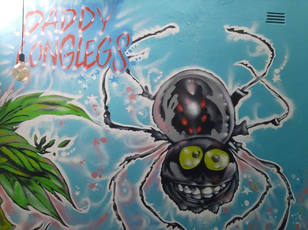Daddy Long Legs Art Hotel 58/59