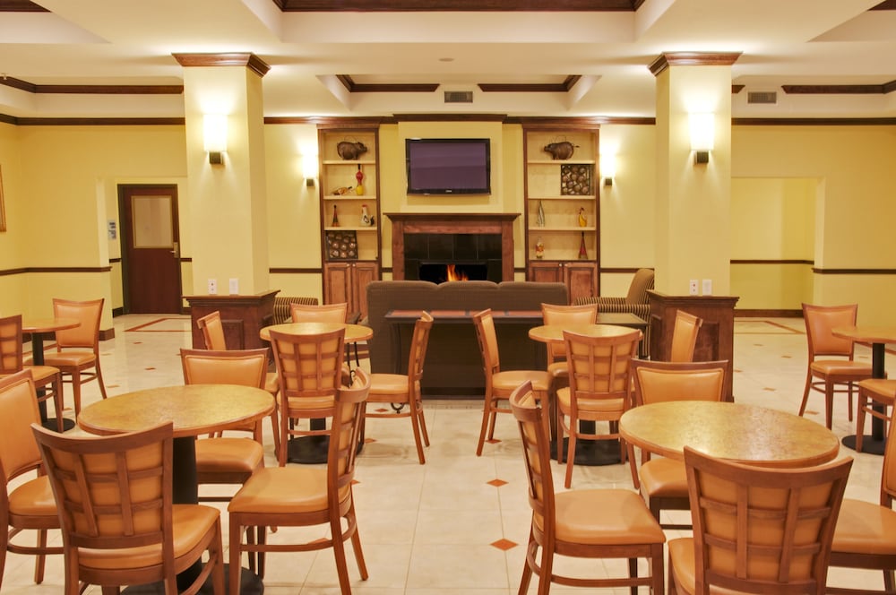 Holiday Inn Express Hotel & Suites Winnie 50/63
