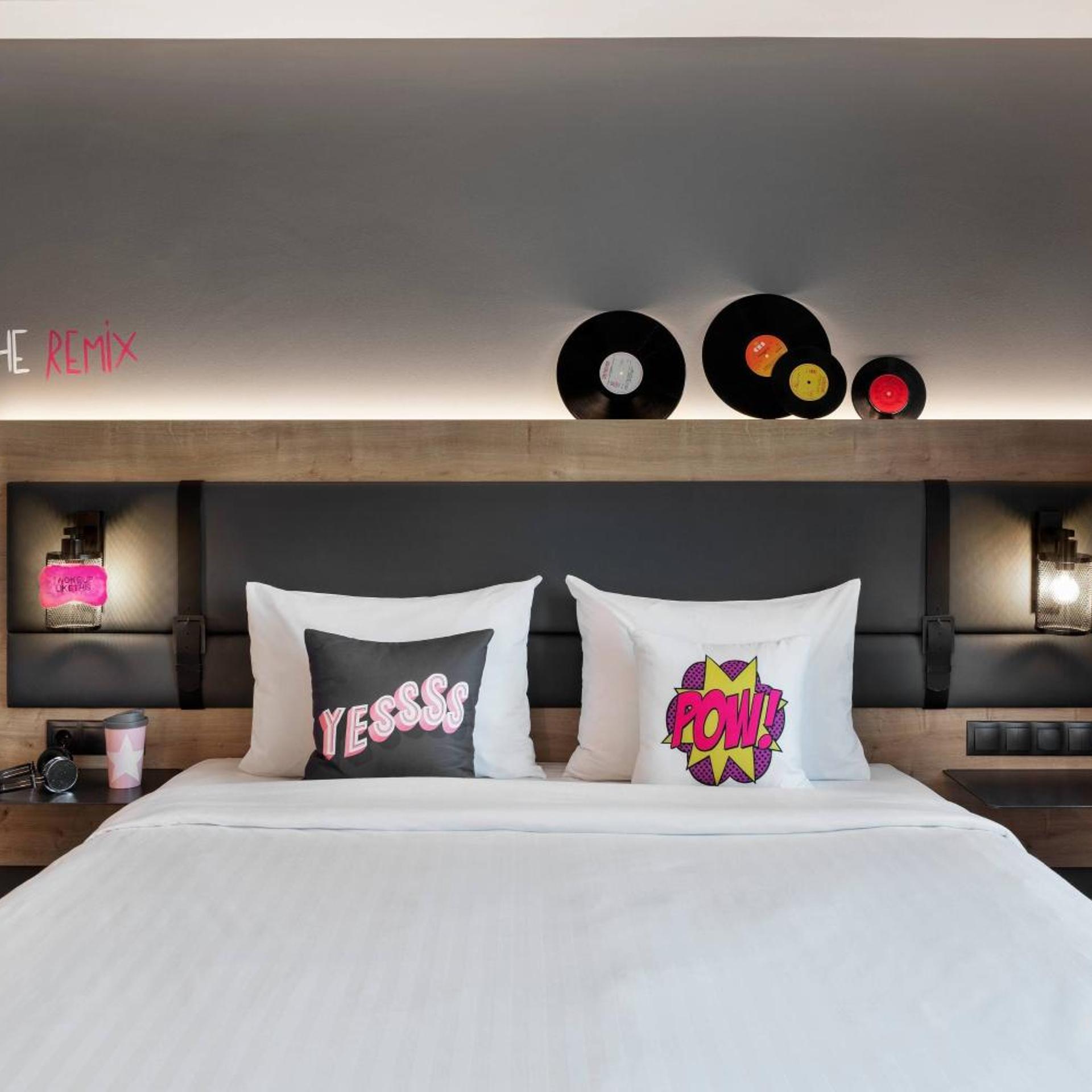 Moxy, Guest Room, Superior, Queen Bed, Street View
