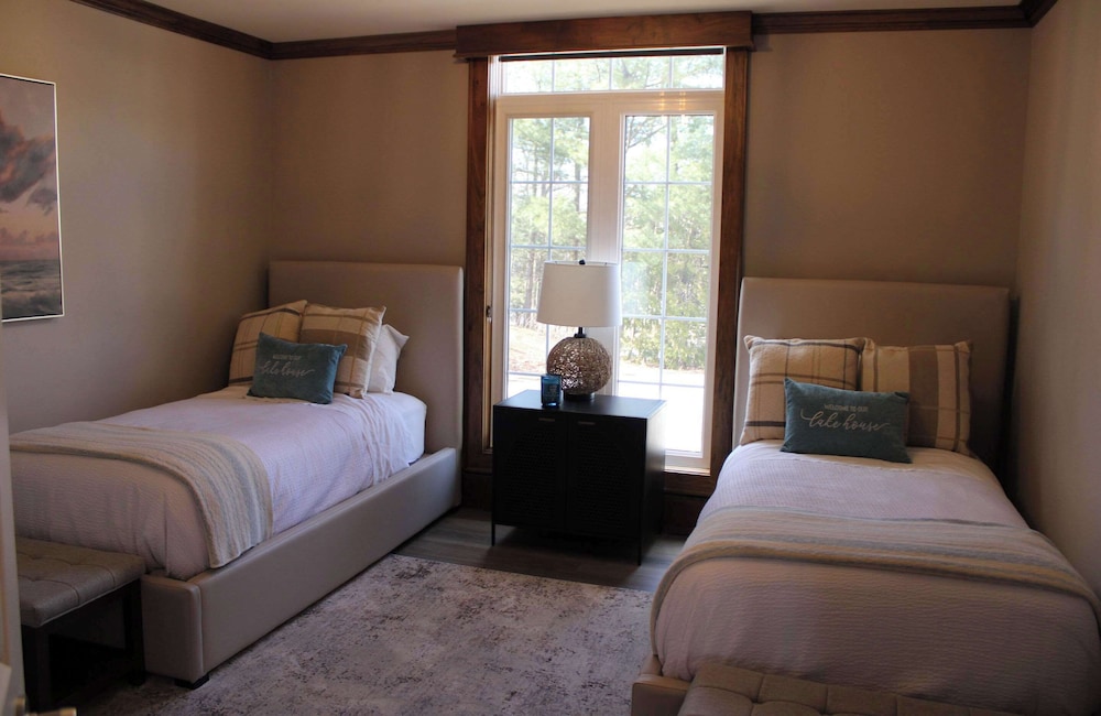 Upgrade, Efficiency, Suite, King and Queen and Twin Beds, Sofa