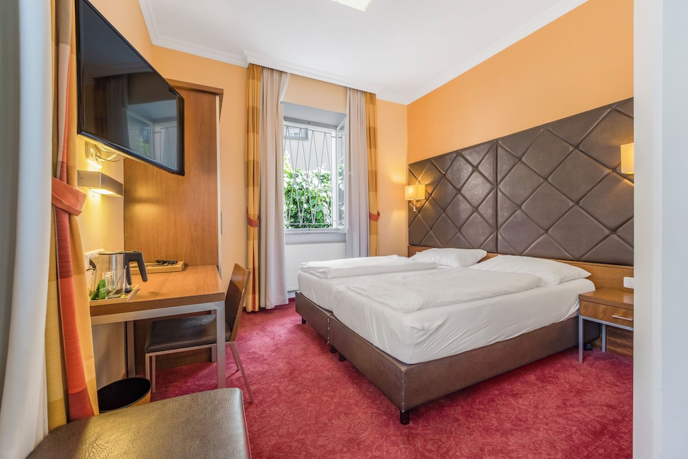 ROOM, SINGLE