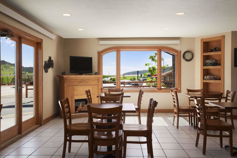 Super 8 By Wyndham Sturgis 24/27
