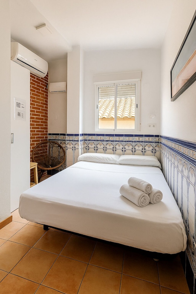 ROOM, DOUBLE BED