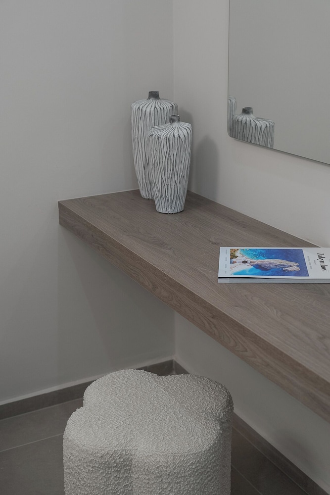 Kymothoe Elite Suites 70/97
