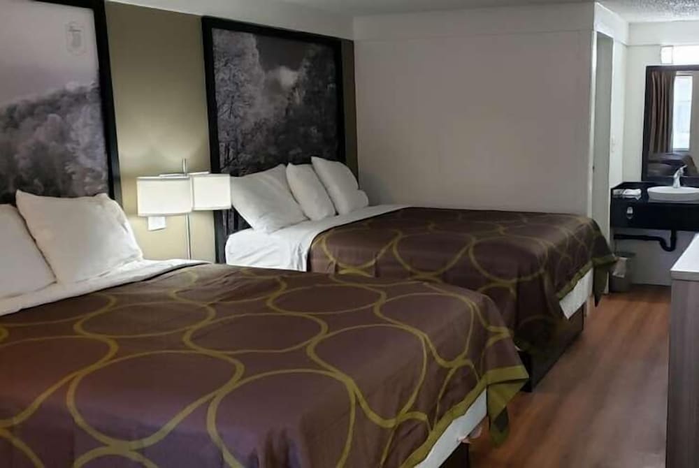 Super 8 by Wyndham Asheville/Biltmore 4/23