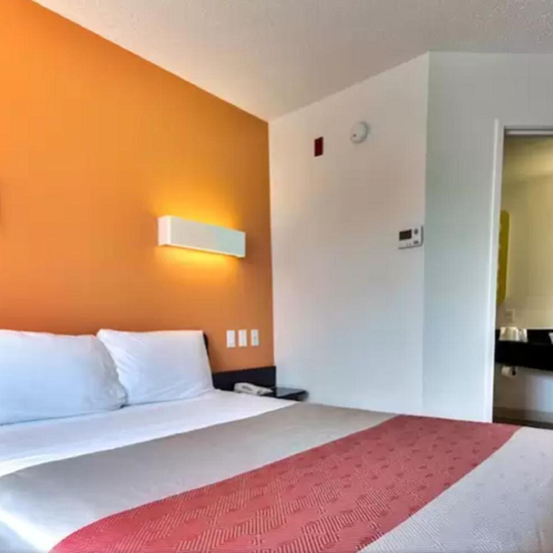 ROOM, KING BED
