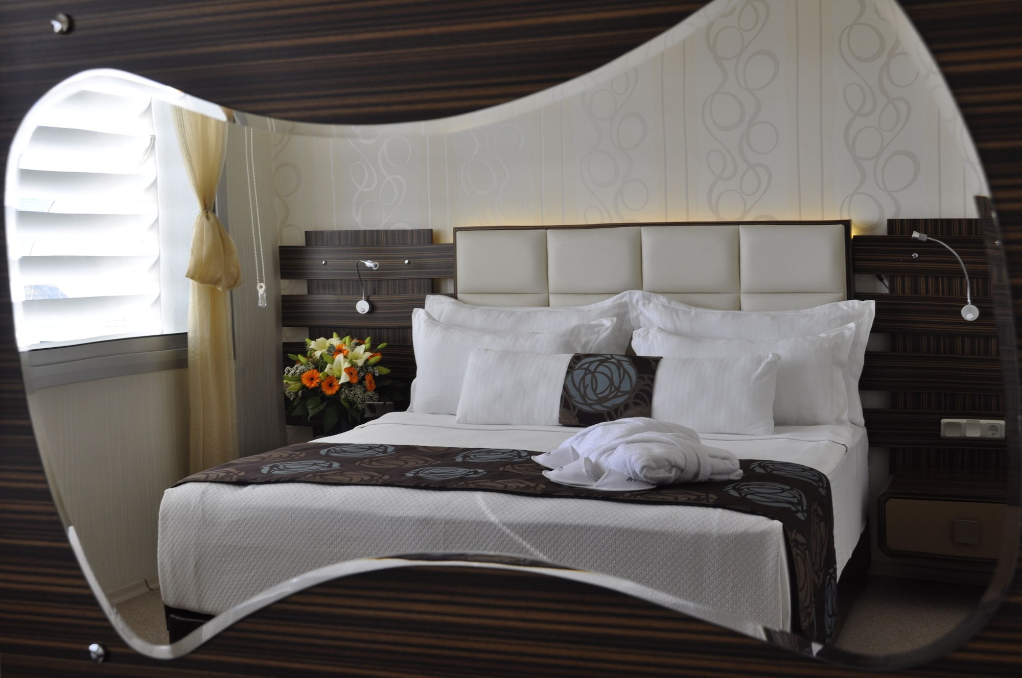 EXECUTIVE, SUITE