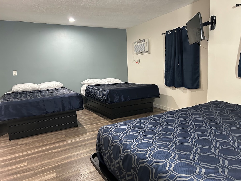 Basic, 1 King and 2 Queen Beds
