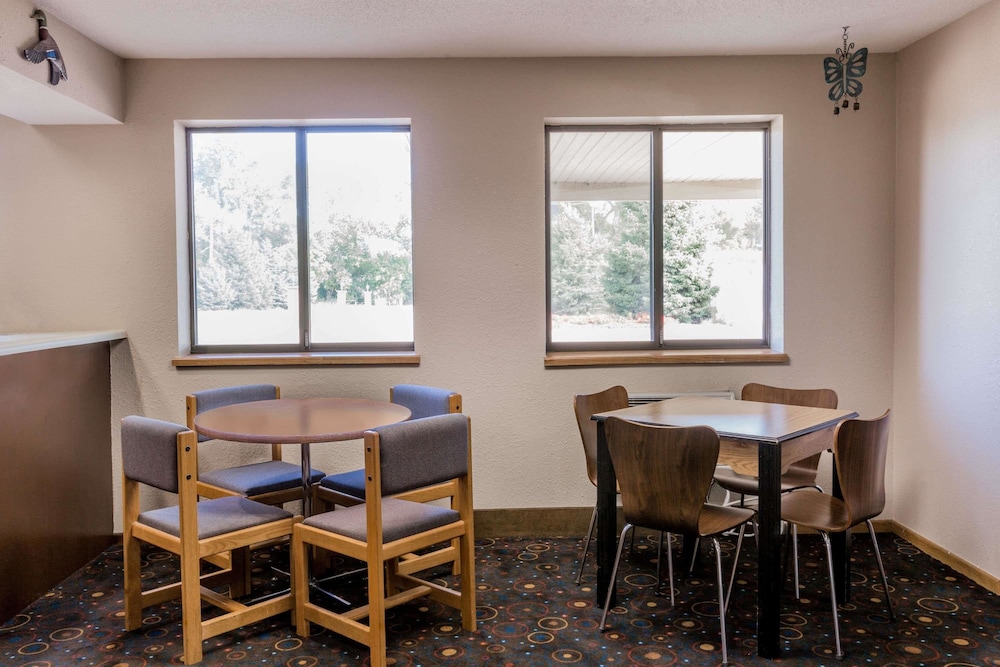 Super 8 By Wyndham Madison 15/22
