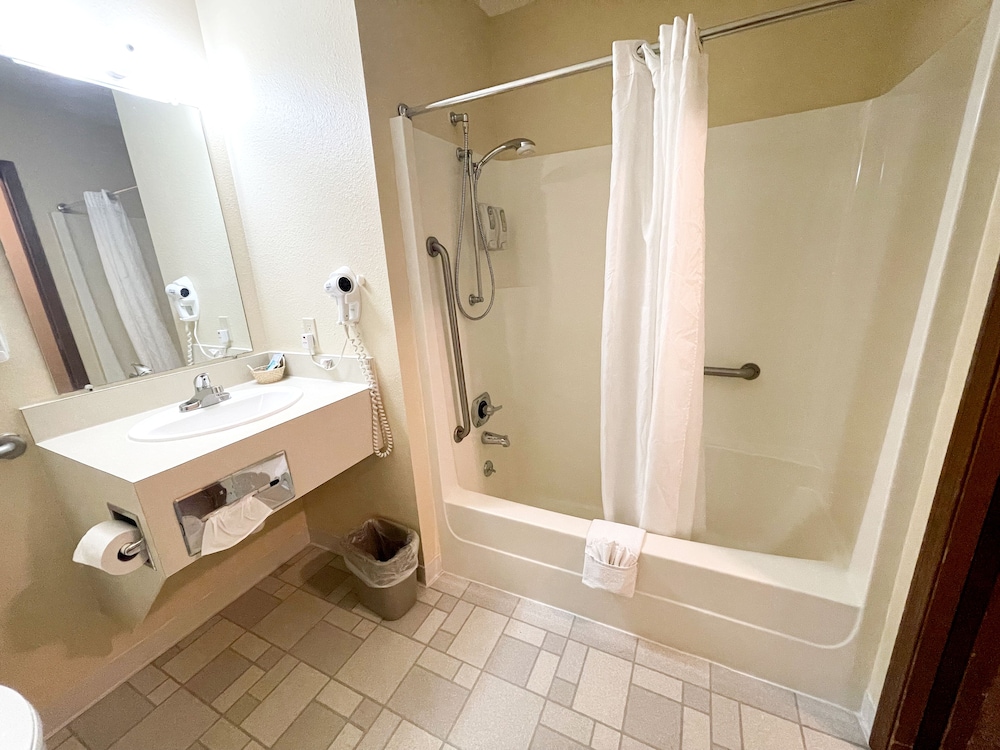 Beartooth Hideaway Inn and Cabins 22/56