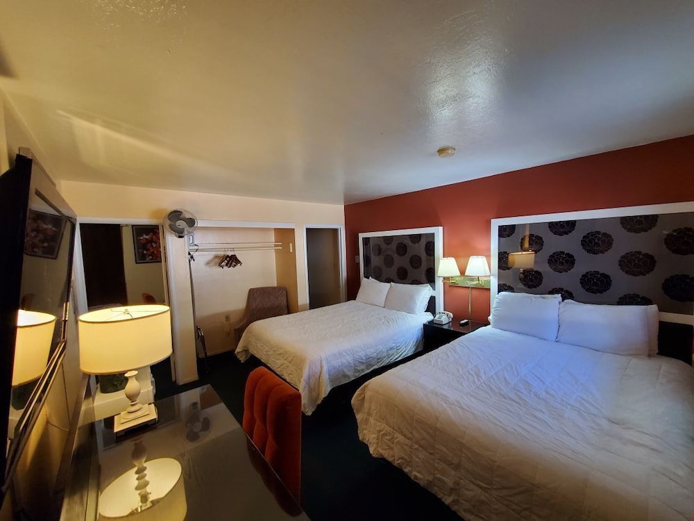Bluebird Day Inn & Suites 19/68