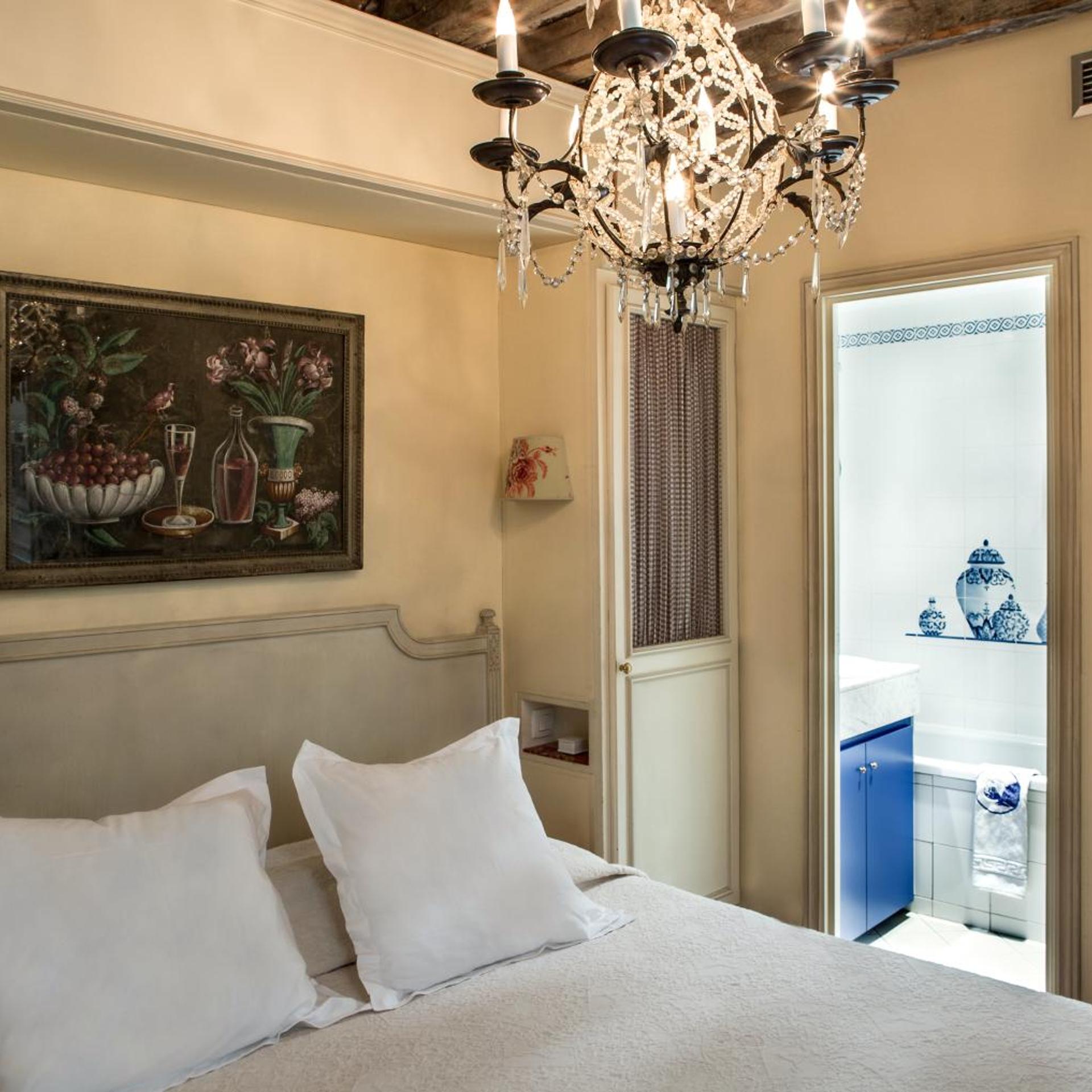 HOTEL CARON DE BEAUMARCHAIS 12/23