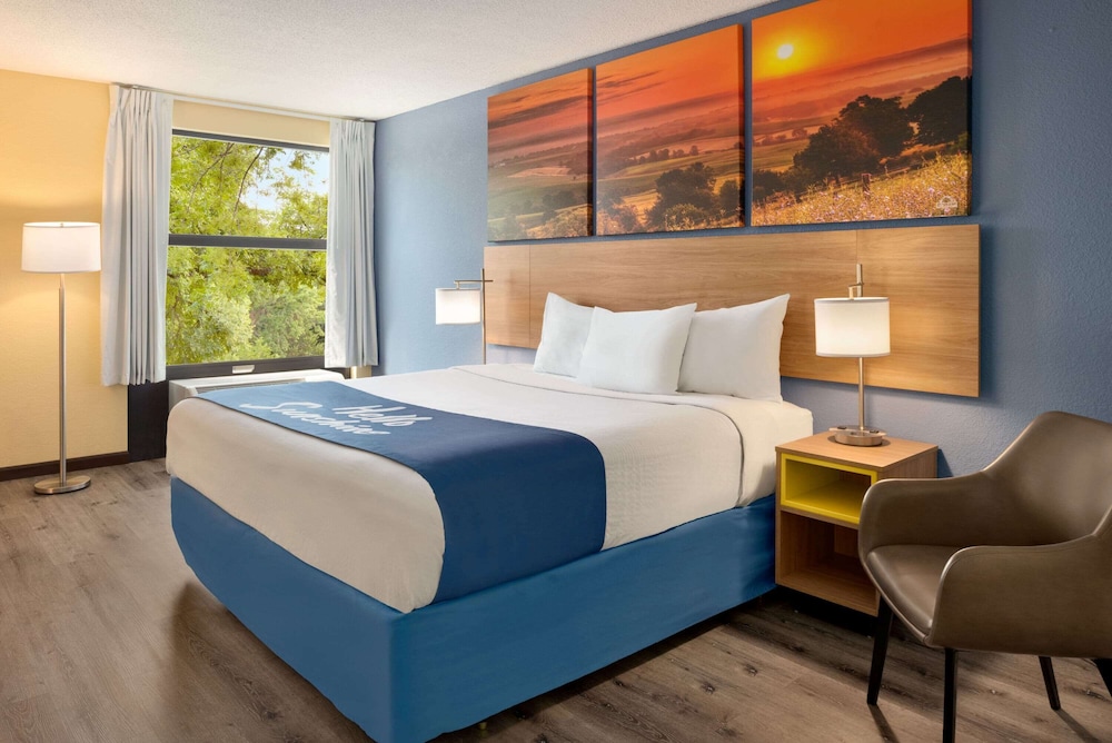 Days Inn and Suites by Wyndham Merrillville 4/28