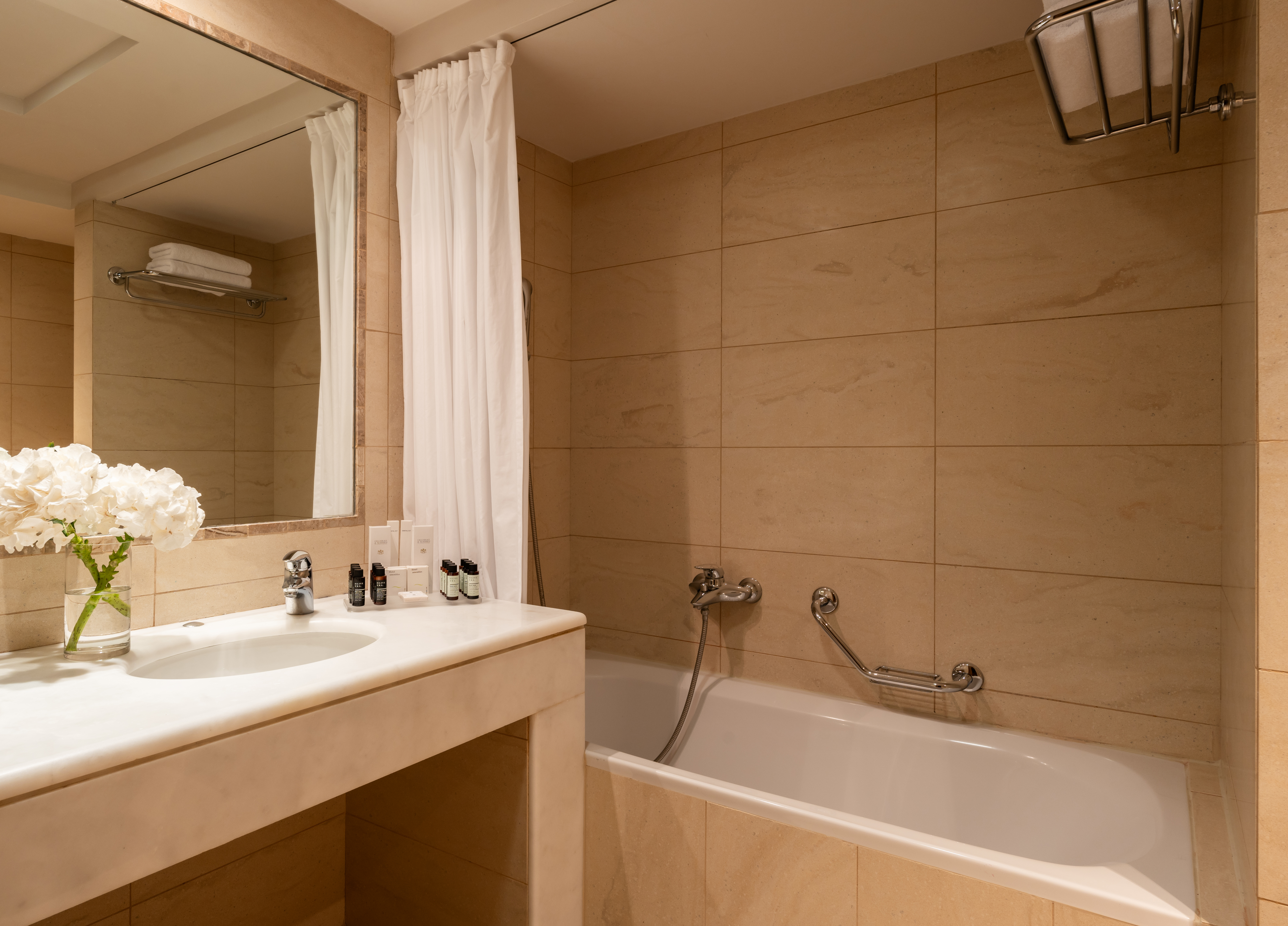 غرفة بسرير مزدوج أو سريرين منفصلين بإطلالة على البحر، Plaza Resort Hotel 2/2
