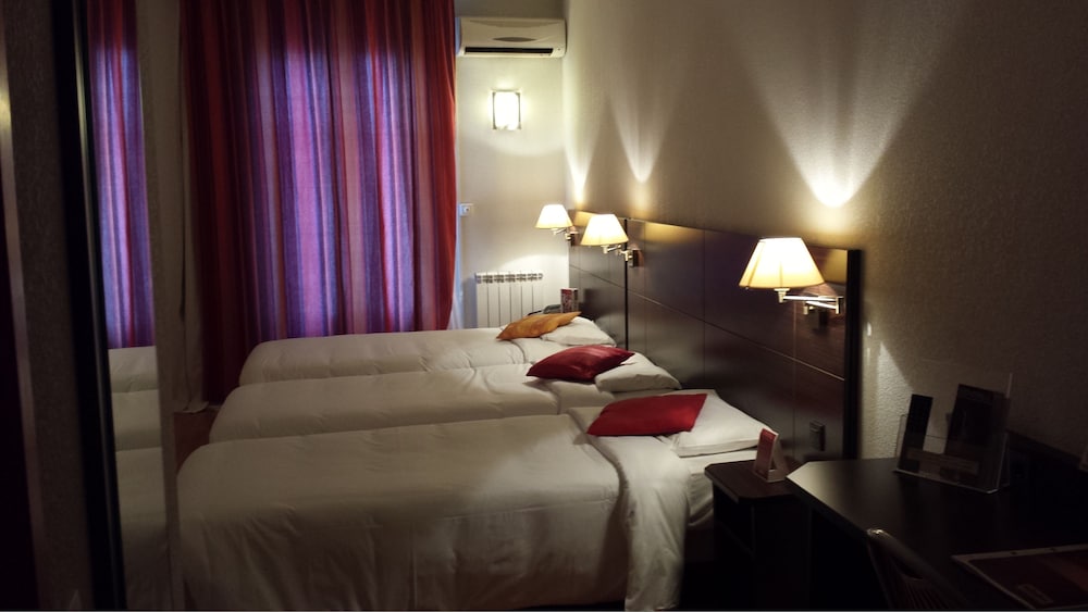 ROOM, QUADRUPLE