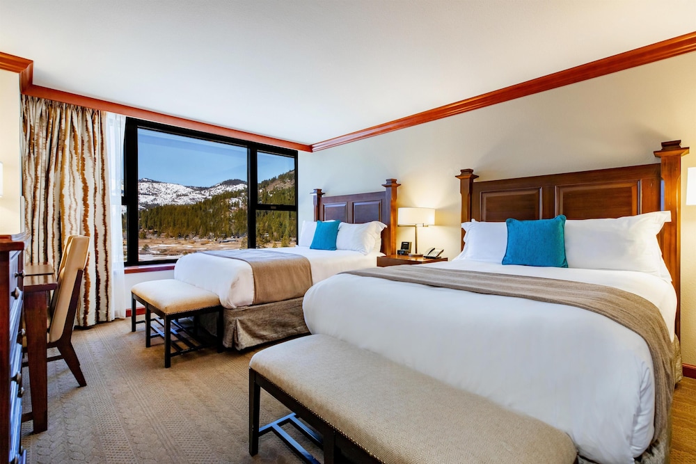 Deluxe, 2 Queen Beds, Valley View