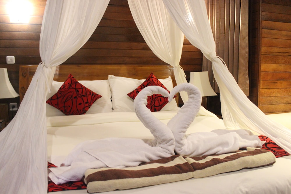 DELUXE, KING BED, GARDEN VIEW, BALCONY
