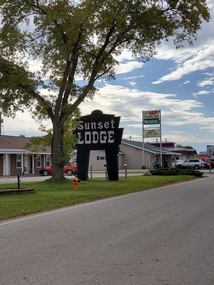 Sunset Lodge Escanaba 8/32