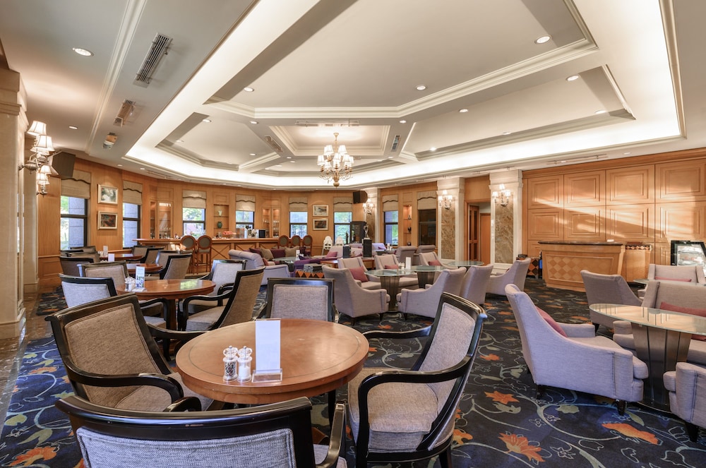Lakeshore Hotel 37/50