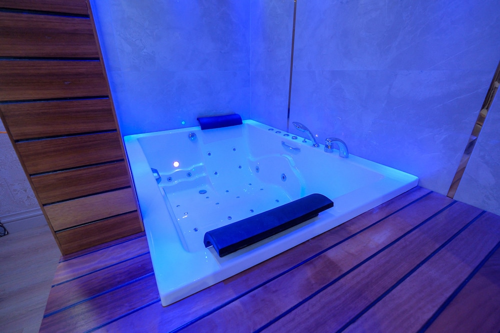 Elysium Deluxe Suites 26/50