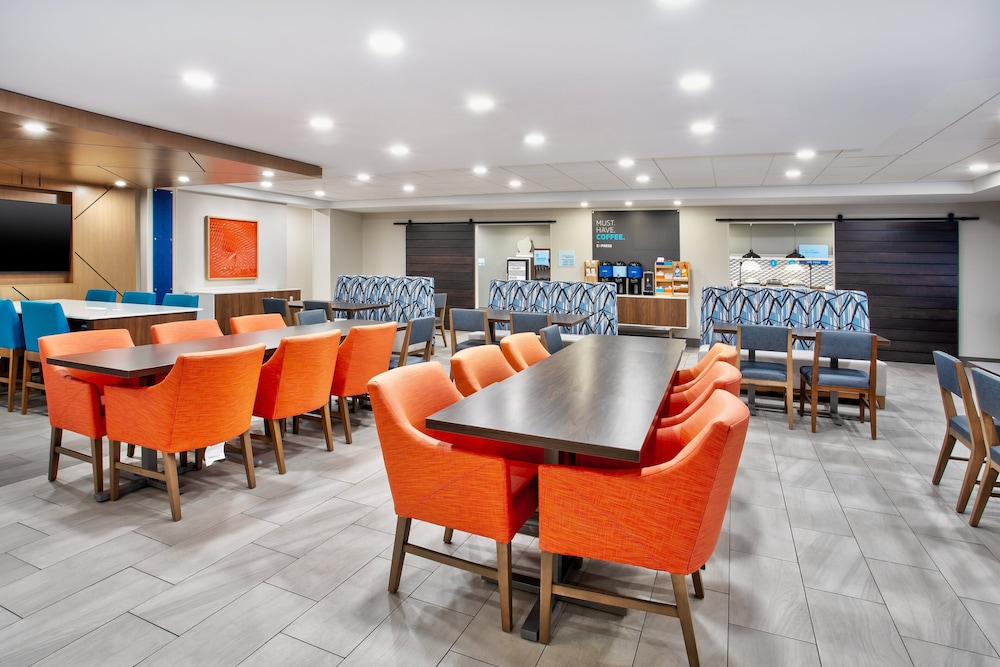 Holiday Inn Express & Suites Belleville (Airport Area) 38/50