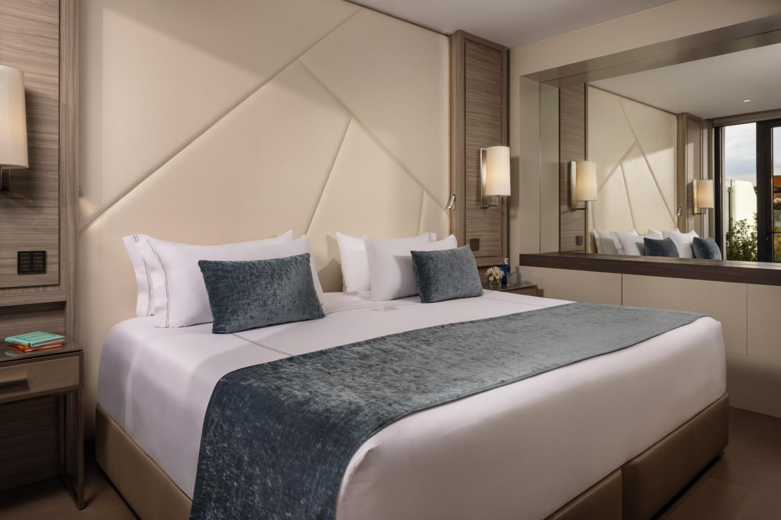 Junior Suite, King Bed, Sofa, Terrace