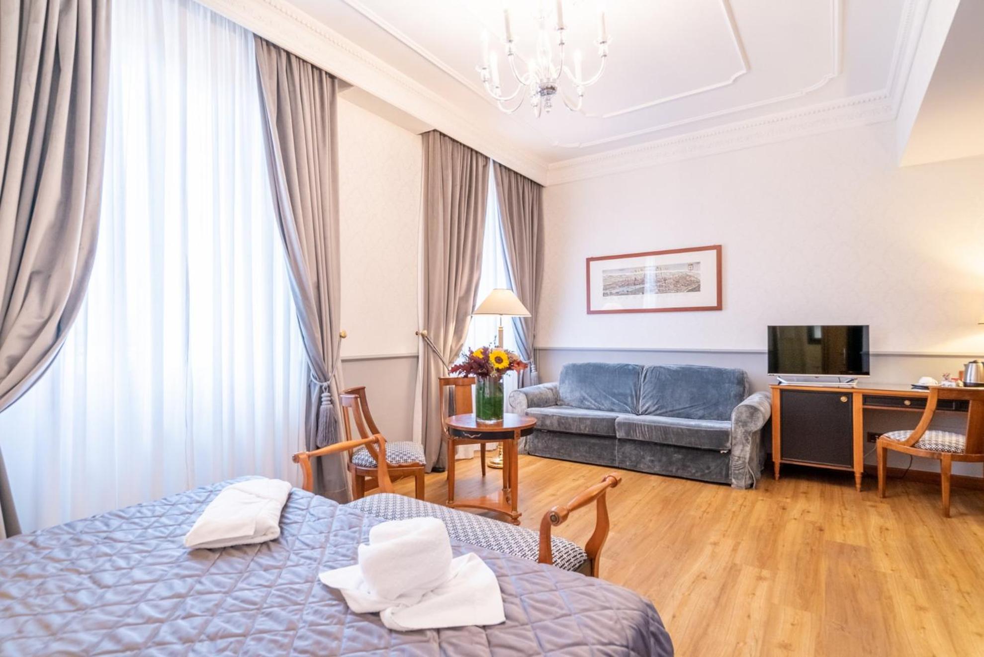 جناح جونيور، Strozzi Palace Hotel 5/10