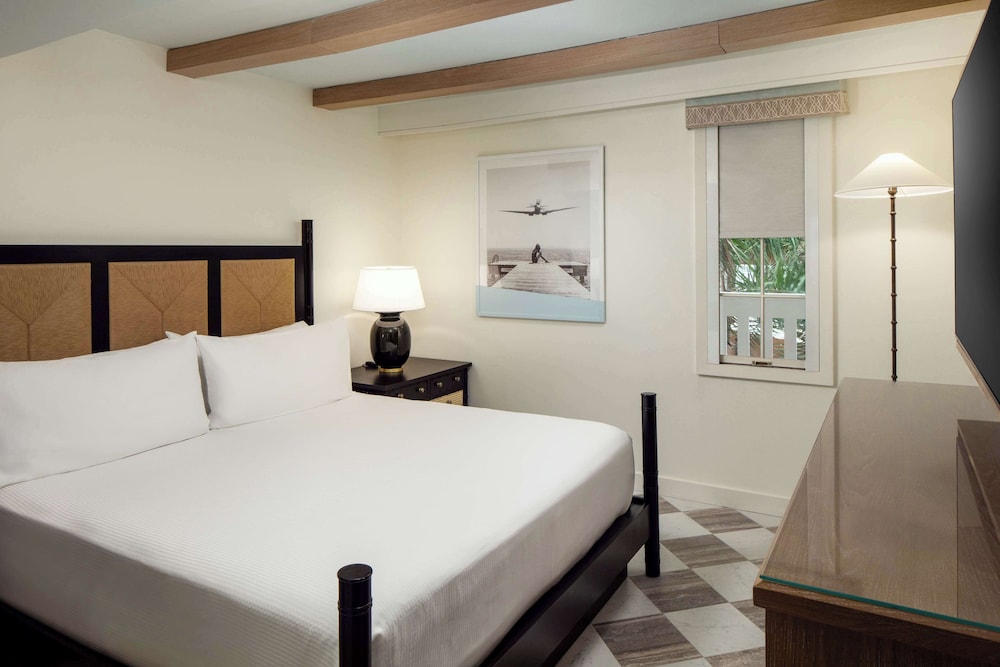 WALKOUT, SUITE, KING BED, OCEAN FRONT