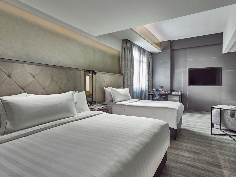 DELUXE, TRIPLE, 1 KING AND 1 SINGLE BEDS