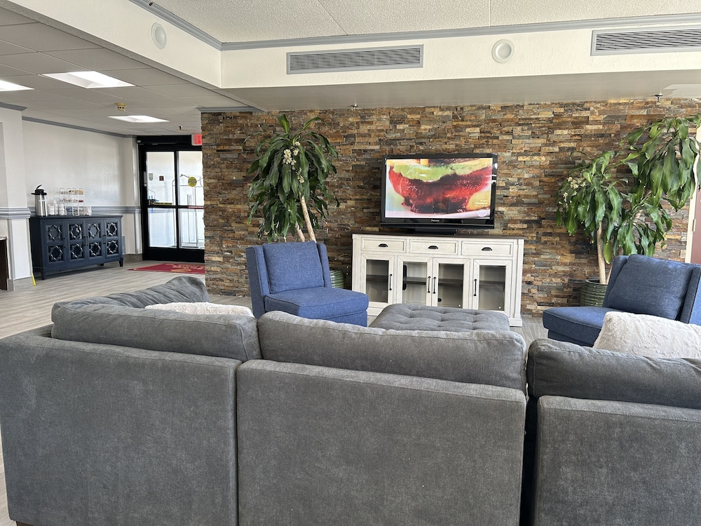 Clarion Inn and Suites Grand Rapids Airport 41/63