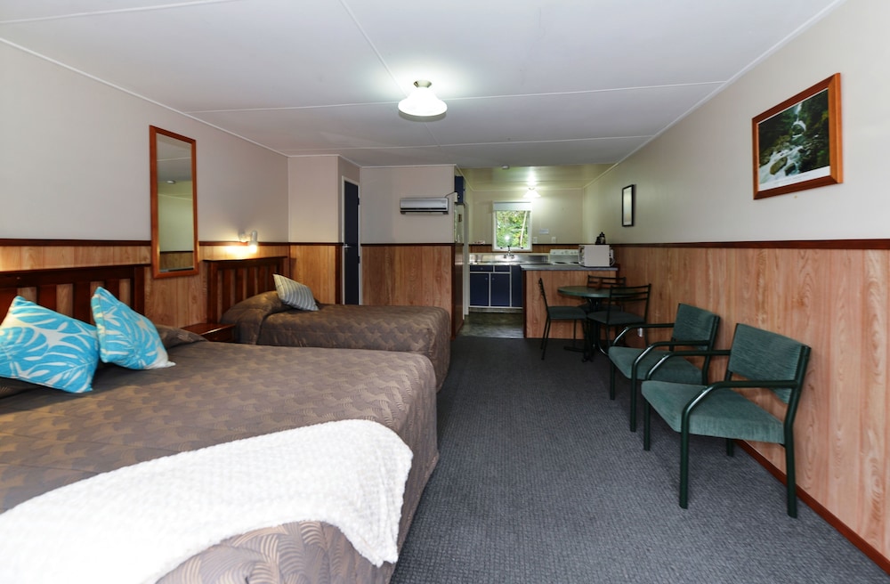 Fairy Springs Motel 35/59