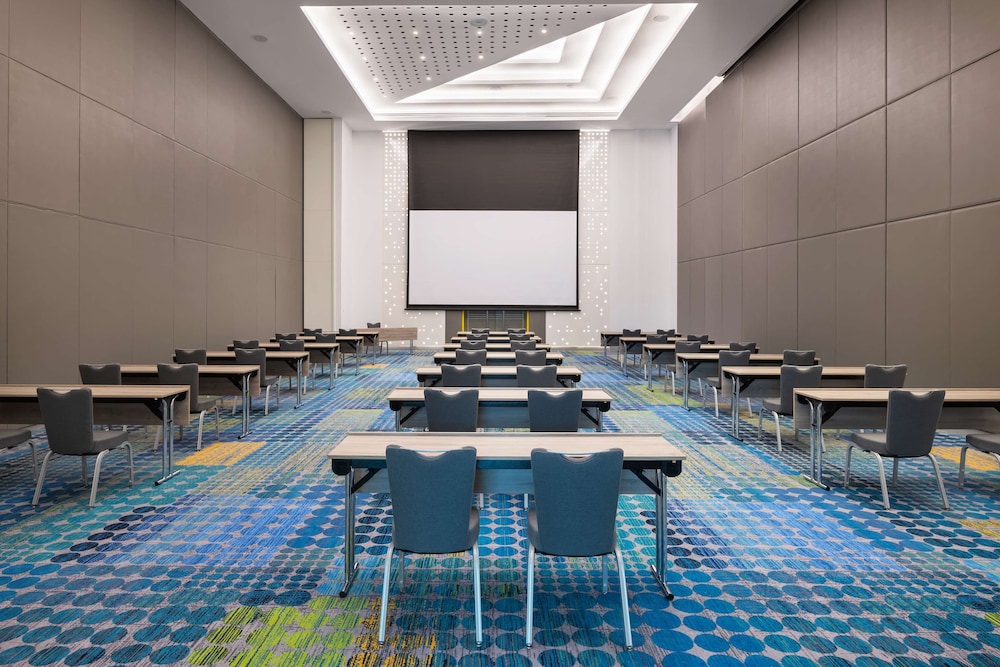Radisson Red Dubai Silicon Oasis 38/50