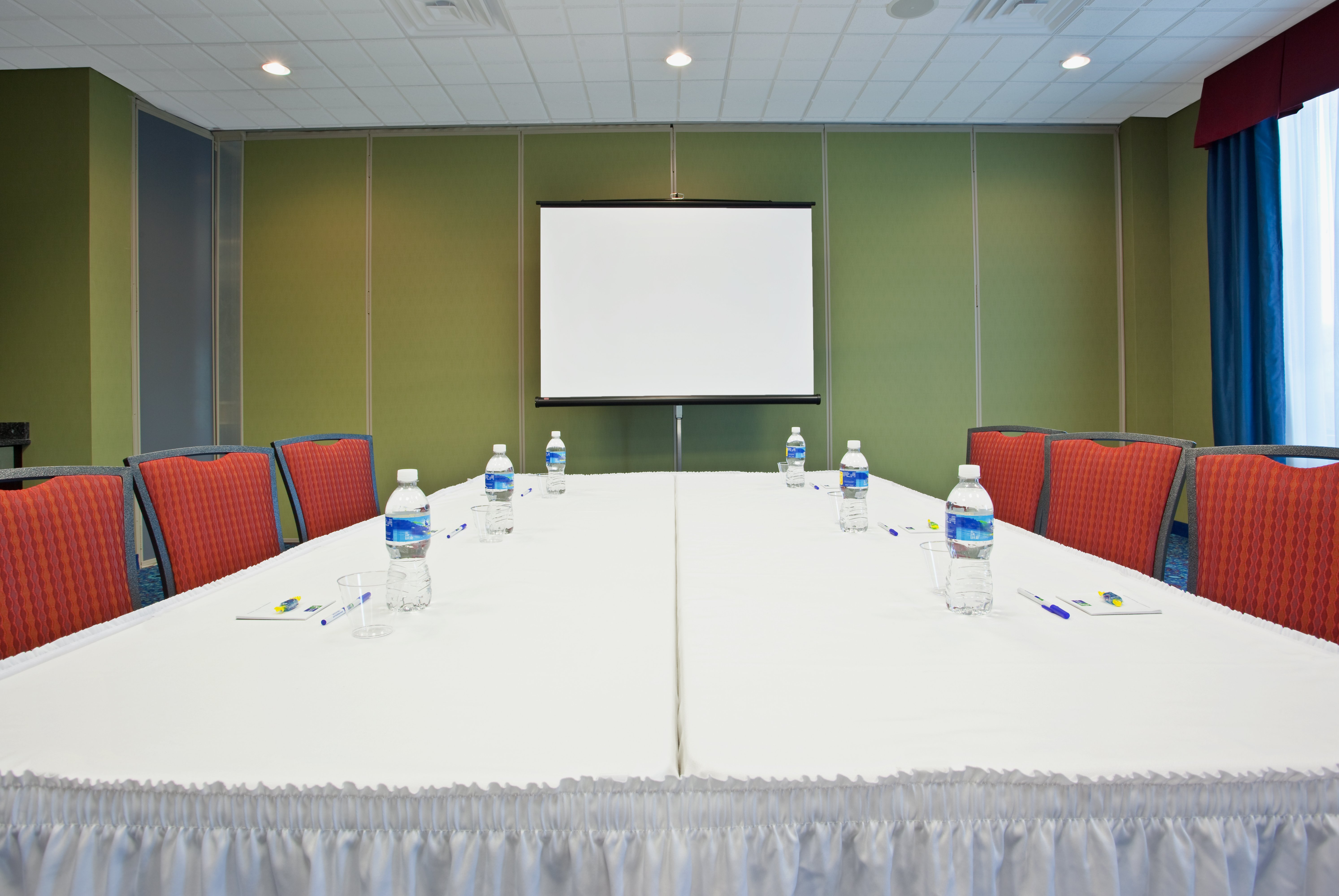 Holiday Inn Express Suites Akron Regional Airport Area 37/43
