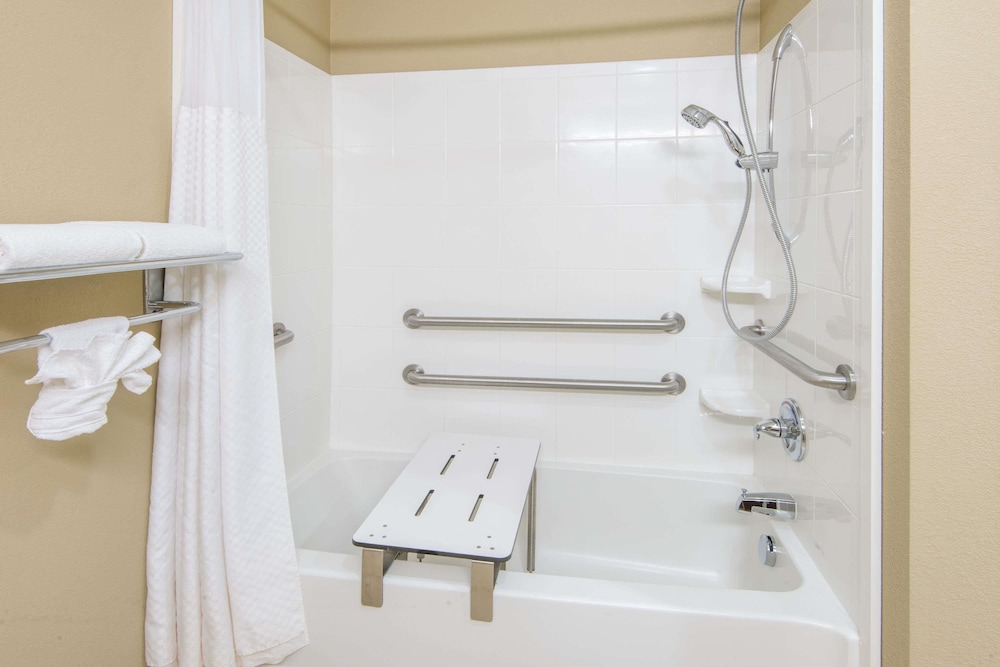Microtel Inn And Suites By Wyndham North Canton 9/31
