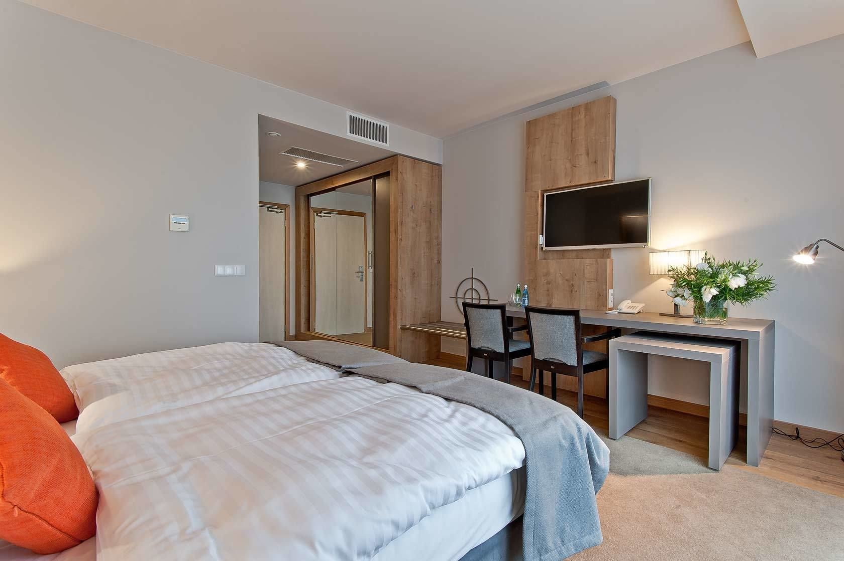 DELUXE, DOUBLE OR TWIN BED