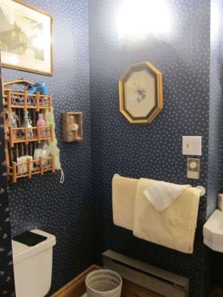 Pimblett's Downtown Toronto B&B 41/47