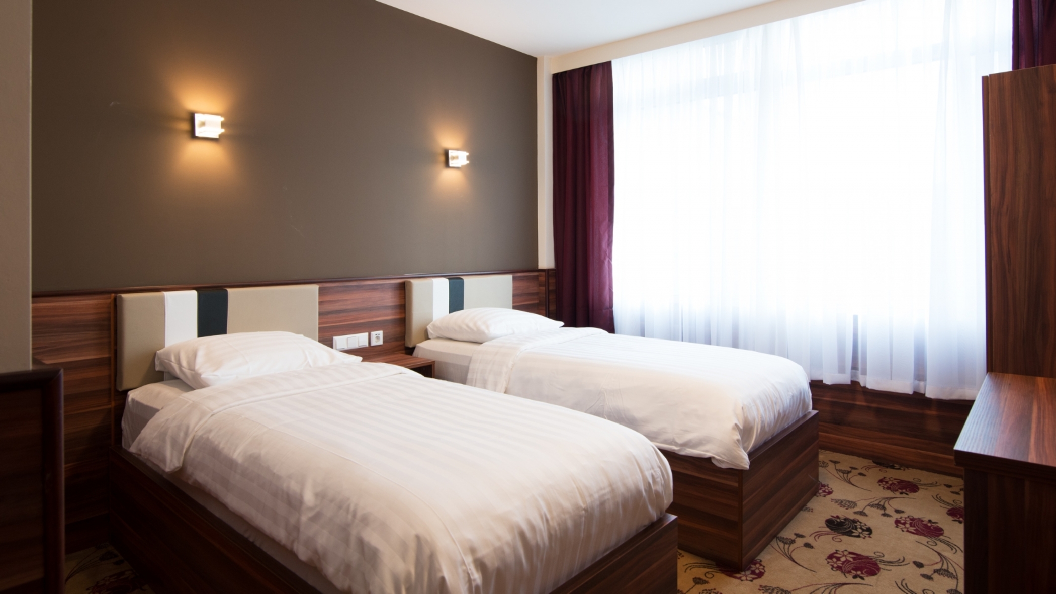 HOTEL KING'S COURT 7/19
