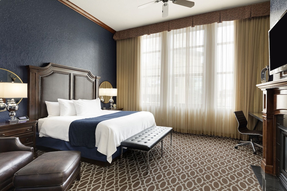 EXECUTIVE, KING BED