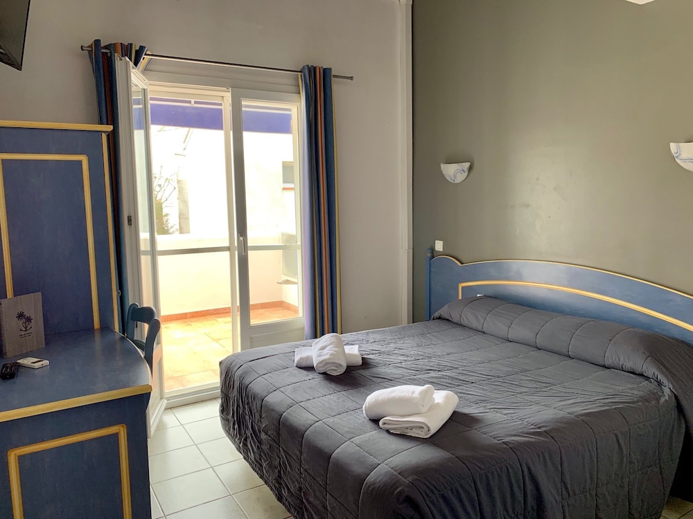 Hotel Les Palmiers En Camargue 30/50